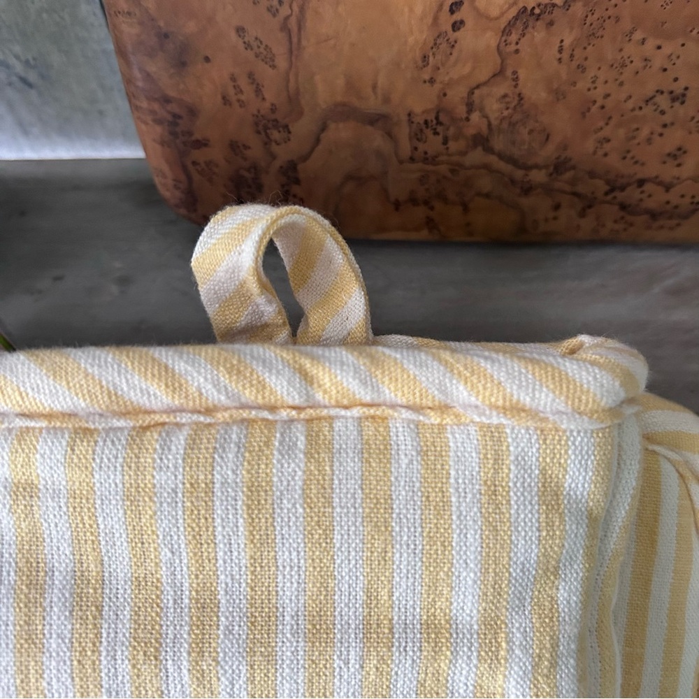 🌴Threshold White and Yellow Striped Oven Mitt & Pot Holder Duo - Cotton (NWOT) - Picture 4 of 7